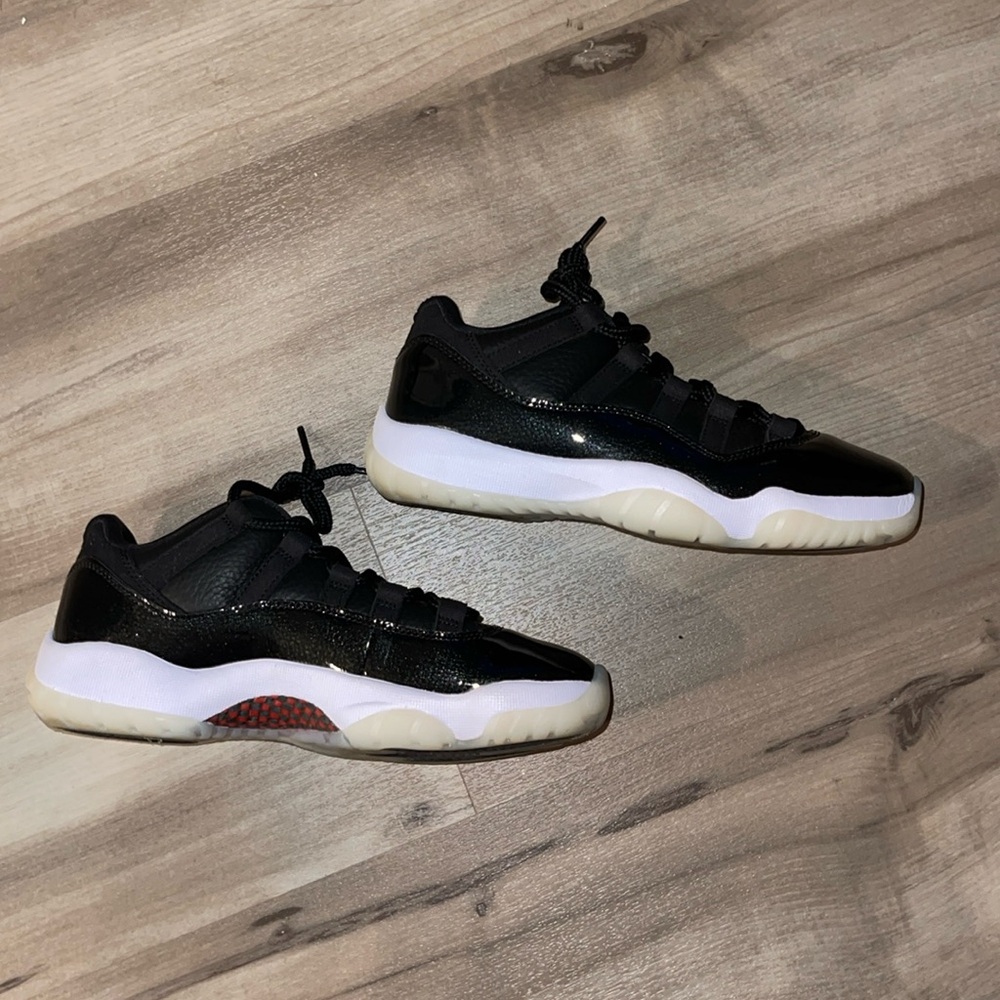 Jordan 11’s men’s size 6 8.5 in women’s
